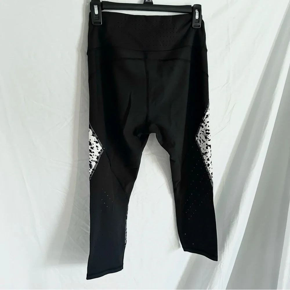 Athleta Printed Stealth TruCool Capri Leggings cut out design White/Black Size M - Picture 3 of 4